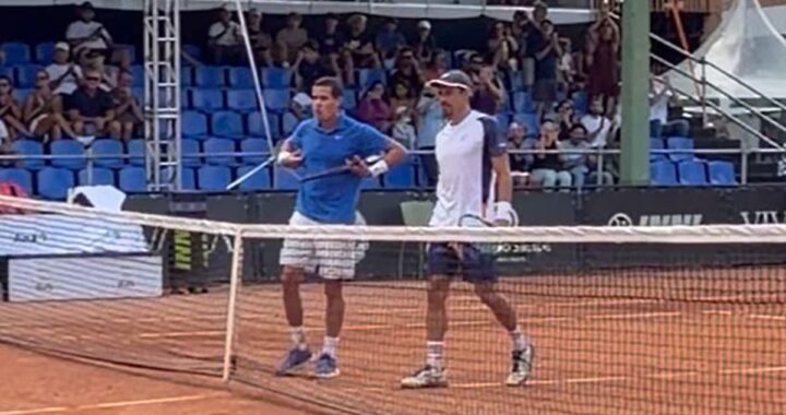 Tenista venezolano Luis David Martínez haciendo gesto de mono en cancha, rodeado por policías durante su detención en Brasil