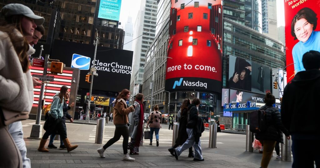 Gráfico de caída del 15% en acciones de software en 2026 por avance de IA como Claude Cowork