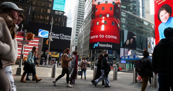 Gráfico de caída del 15% en acciones de software en 2026 por avance de IA como Claude Cowork