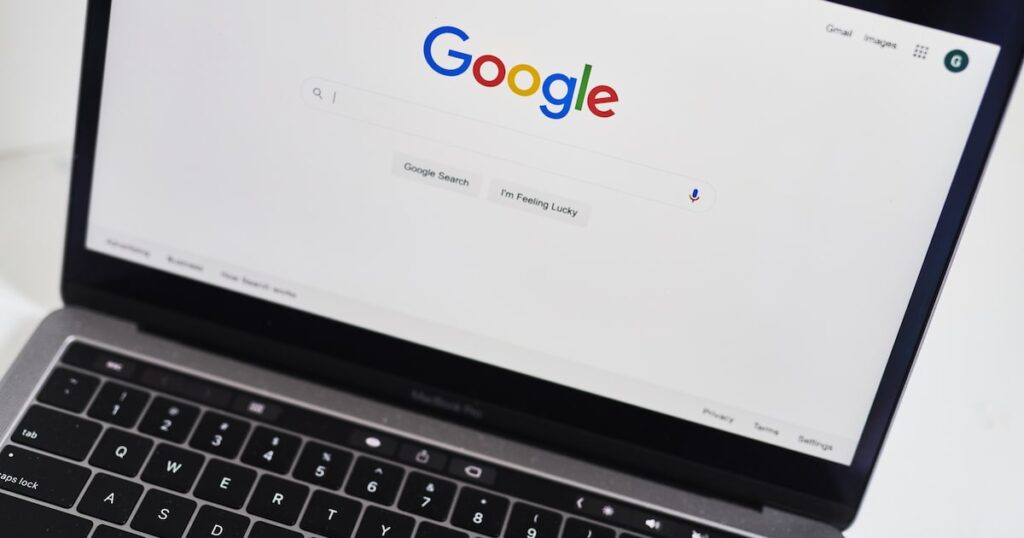 Interfaz de Google mostrando resultados de búsqueda basados en fotos de viajes y correos de Gmail con datos personales