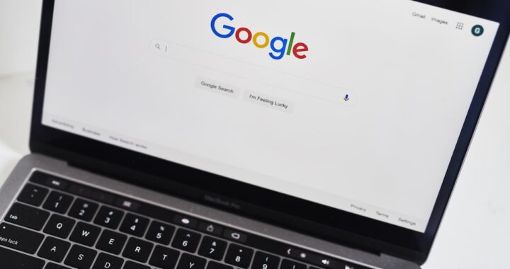 Interfaz de Google mostrando resultados de búsqueda basados en fotos de viajes y correos de Gmail con datos personales