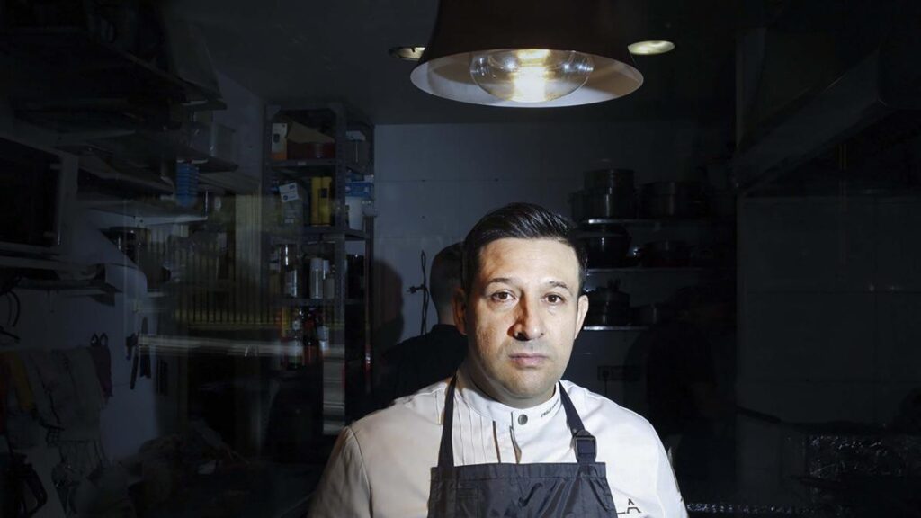 Pablo Maldonado sonríe en la cocina de Chulla, su restaurante premiado con platos que fusionan Ecuador y España