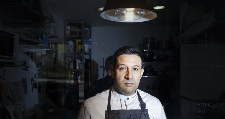 Pablo Maldonado sonríe en la cocina de Chulla, su restaurante premiado con platos que fusionan Ecuador y España