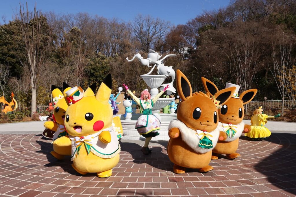 Vista aérea del PokéPark Kanto en Tokio con Snorlax gigante y Onix entre árboles, recreando la región de Kanto con realidad aumentada