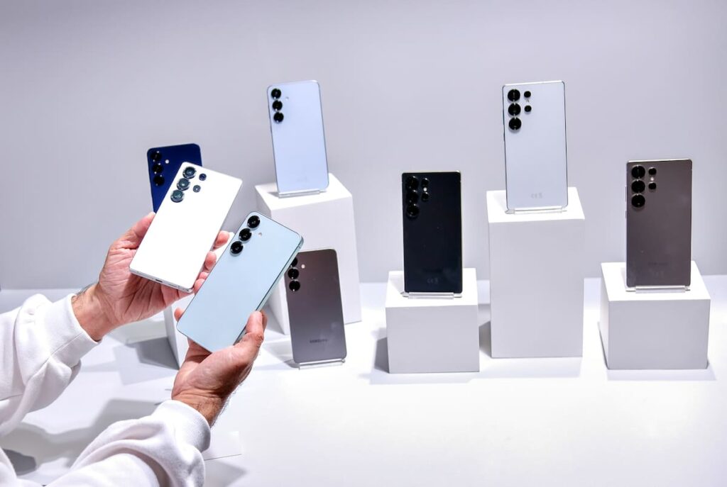 Gráfico comparativo del alza de precios en celulares y PCs para 2026 por escasez de chips de IA