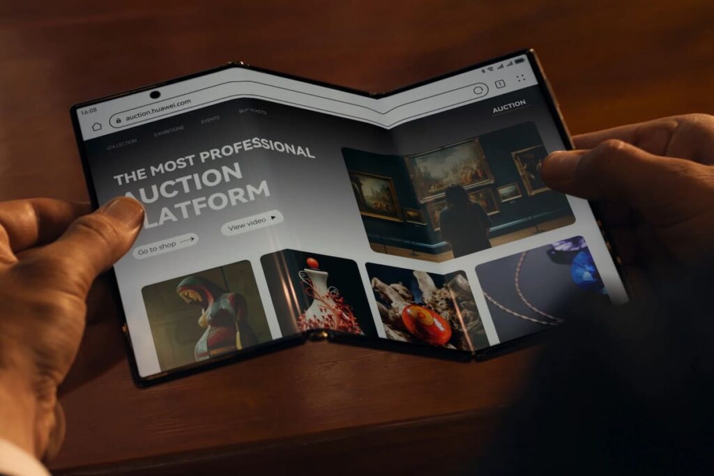 Huawei Mate XT desplegado mostrando su pantalla OLED tri-plegable de 10,2 pulgadas con diseño dorado y cuero rojo