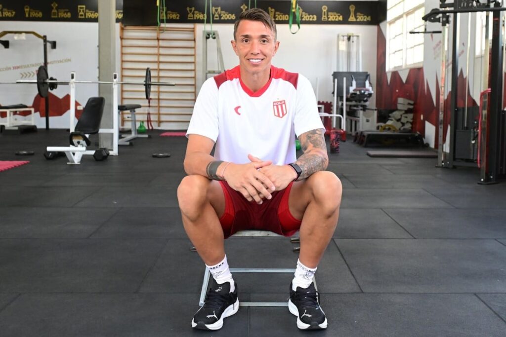 Fernando Muslera con la camiseta de Estudiantes levantando un trofeo, símbolo de su legado a los 40 años