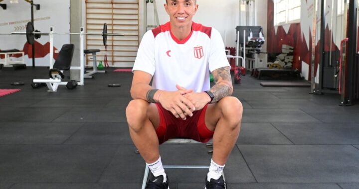Fernando Muslera con la camiseta de Estudiantes levantando un trofeo, símbolo de su legado a los 40 años