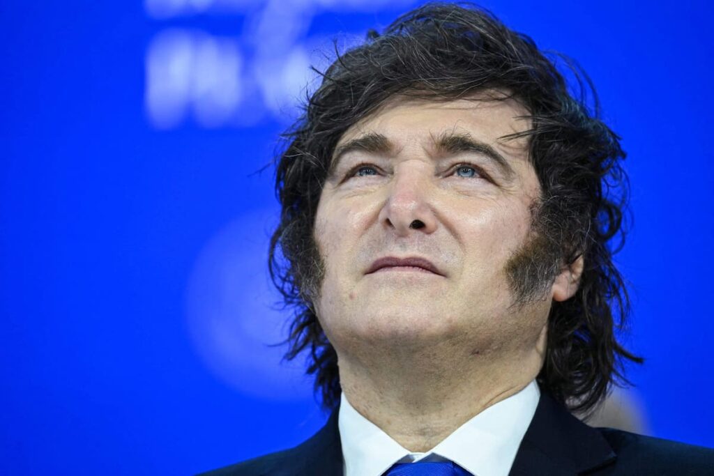Javier Milei en Davos defendiendo la IA sin regulación con gestos contundentes y público atento
