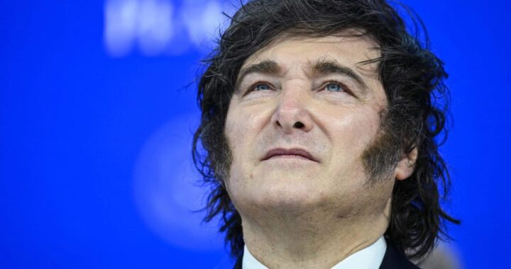 Javier Milei en Davos defendiendo la IA sin regulación con gestos contundentes y público atento