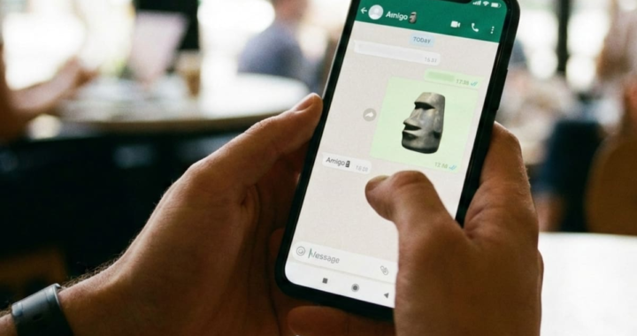 Emoji del Moái (🗿) con su diseño de piedra gris angular, símbolo de sarcasmo digital inspirado en estatuas de Isla de Pascua