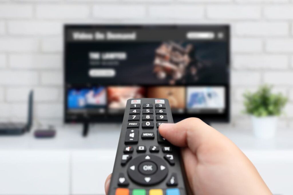 Televisor antiguo con pantalla oscura y mensaje de error de Netflix por bloqueo en 2026