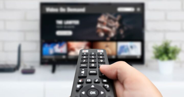 Televisor antiguo con pantalla oscura y mensaje de error de Netflix por bloqueo en 2026