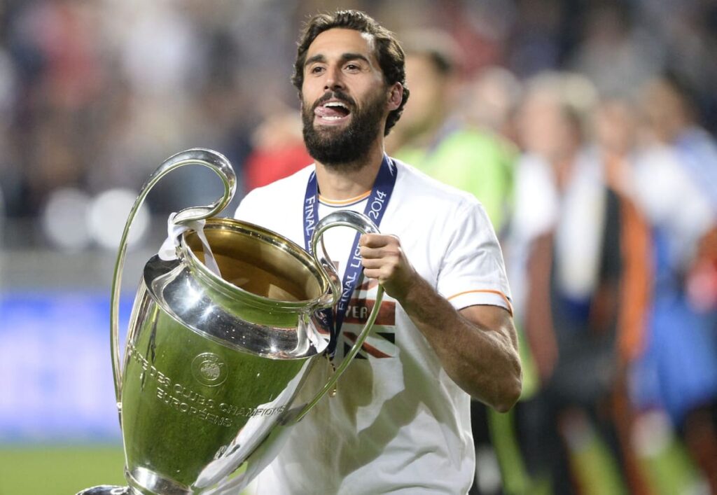 Álvaro Arbeloa en rueda de prensa como nuevo entrenador del Madrid, con expresión seria y fondo del Santiago Bernabéu