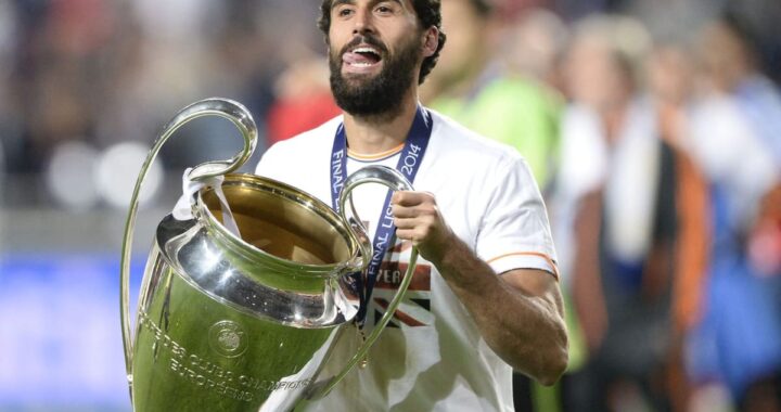 Álvaro Arbeloa en rueda de prensa como nuevo entrenador del Madrid, con expresión seria y fondo del Santiago Bernabéu