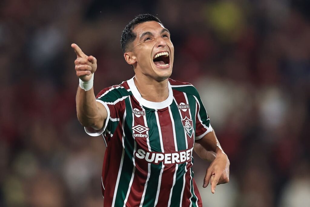 Kevin Serna de Fluminense en acción durante partido oficial 2024 con la camiseta verde y blanca