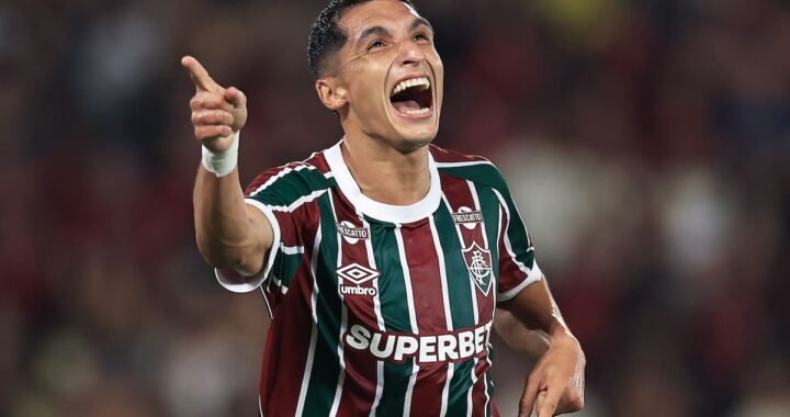 Kevin Serna de Fluminense en acción durante partido oficial 2024 con la camiseta verde y blanca