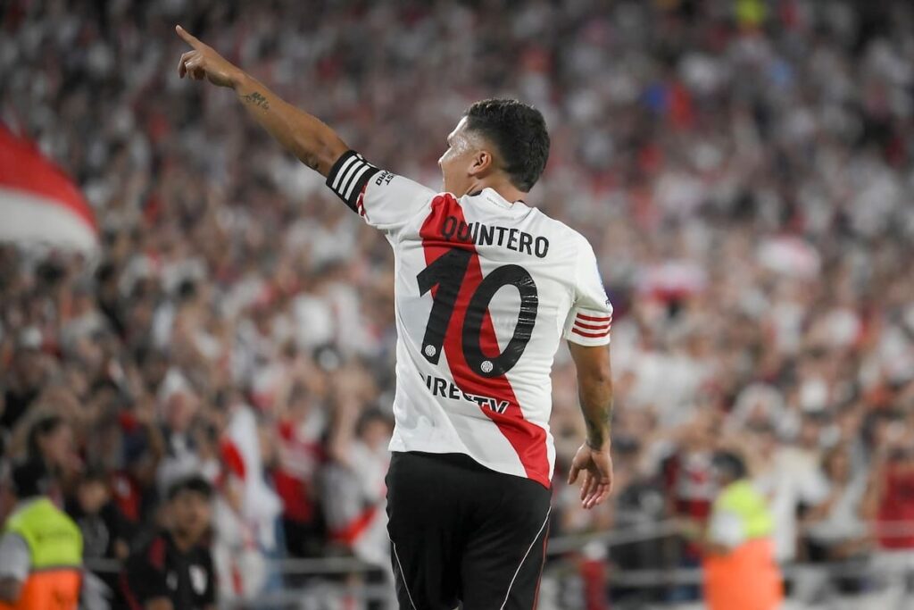 Juanfer Quintero celebra su segundo gol con la camiseta de River, rompiendo 5 meses de sequía en el Monumental