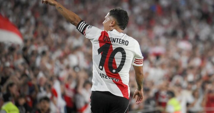 Juanfer Quintero celebra su segundo gol con la camiseta de River, rompiendo 5 meses de sequía en el Monumental