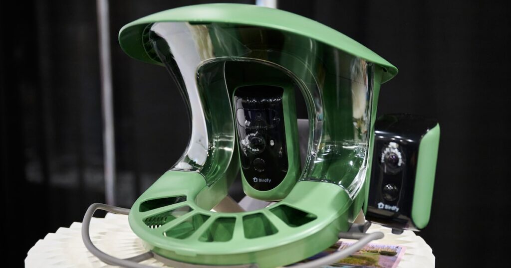 Robot humanoide y peluche Kata con sensores de emociones en stand del CES 2025, mostrando la ventaja de la IA física china