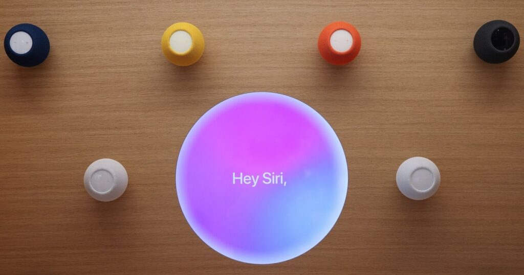 Tim Cook y Sundar Pichai en pantalla dividida con logo de Siri y Gemini entre ellos simbolizando alianza tecnológica