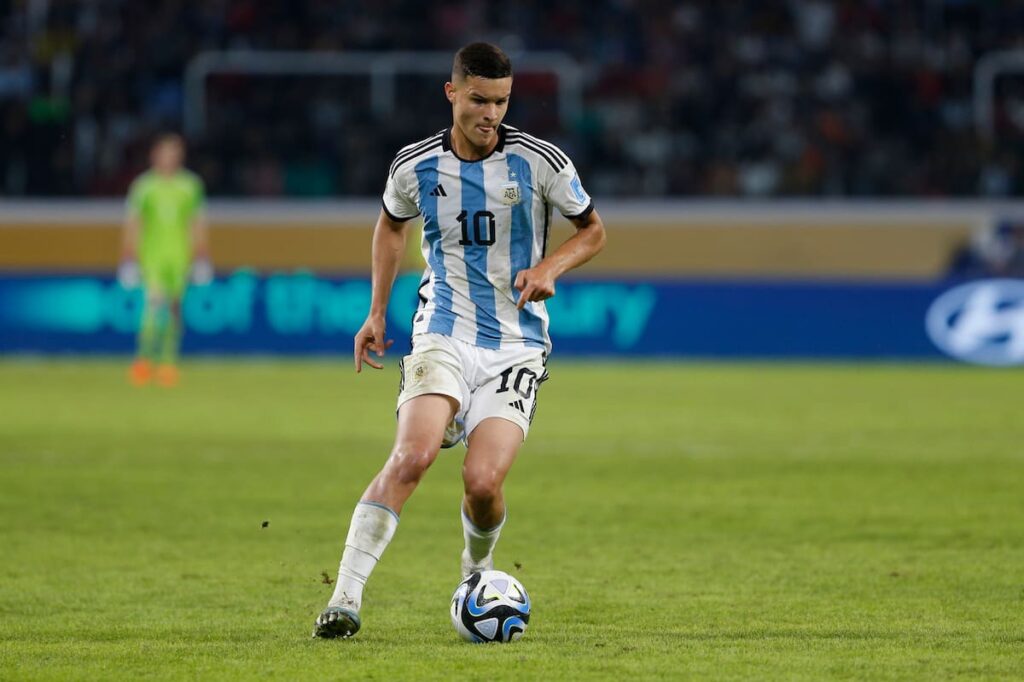 Valentín Carboni con la camiseta de Racing tras su fichaje histórico desde el Inter de Milán