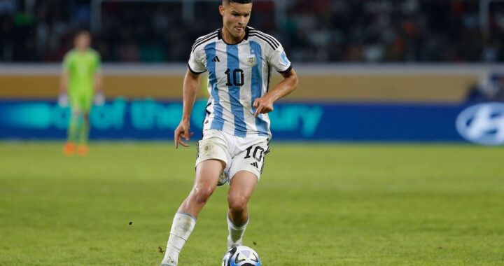 Valentín Carboni con la camiseta de Racing tras su fichaje histórico desde el Inter de Milán