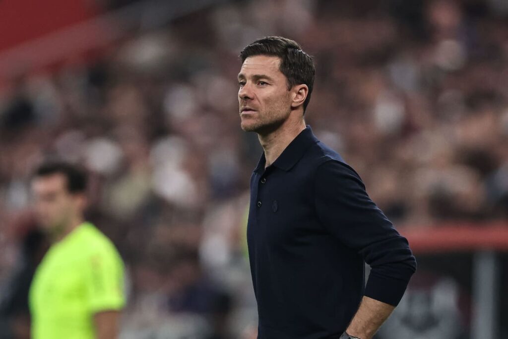 Xabi Alonso con mirada seria en rueda de prensa tras su despido como técnico del Real Madrid
