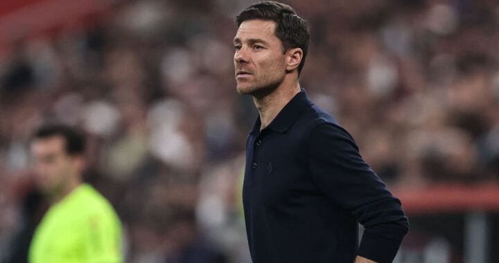 Xabi Alonso con mirada seria en rueda de prensa tras su despido como técnico del Real Madrid