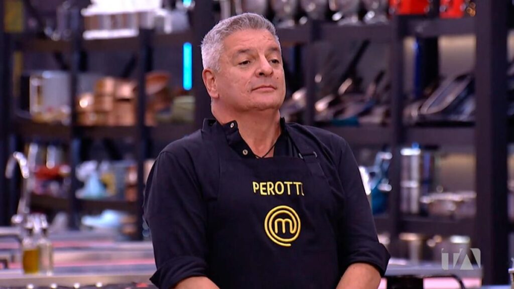 Ricardo Perotti con expresión de decepción frente a su risotto con albahaca en MasterChef