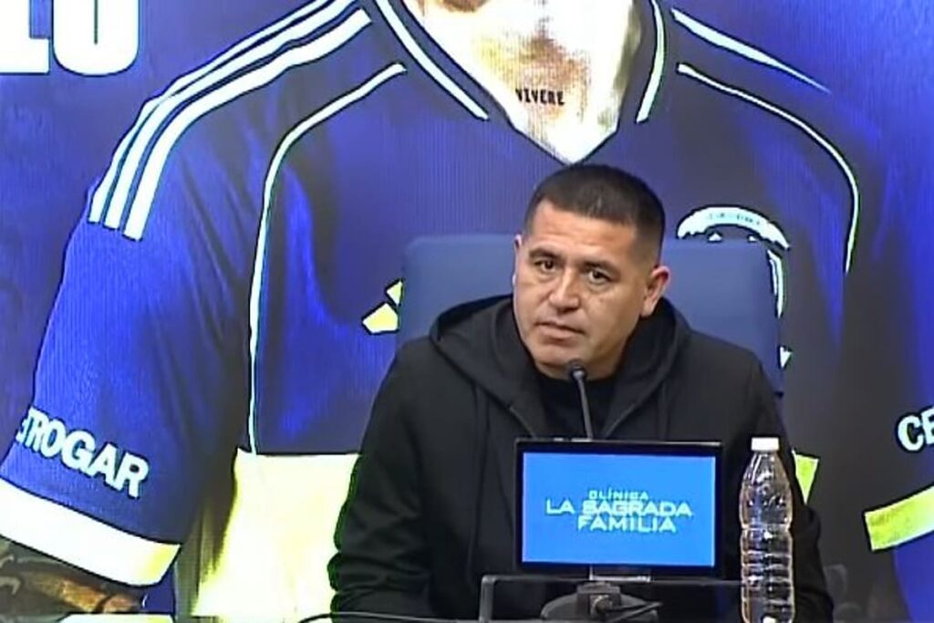 Juan Román Riquelme en conferencia de prensa exigiendo un título para Boca en 2024 con gesto serio y micrófono en mano