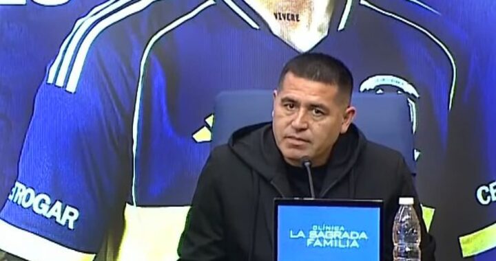 Juan Román Riquelme en conferencia de prensa exigiendo un título para Boca en 2024 con gesto serio y micrófono en mano