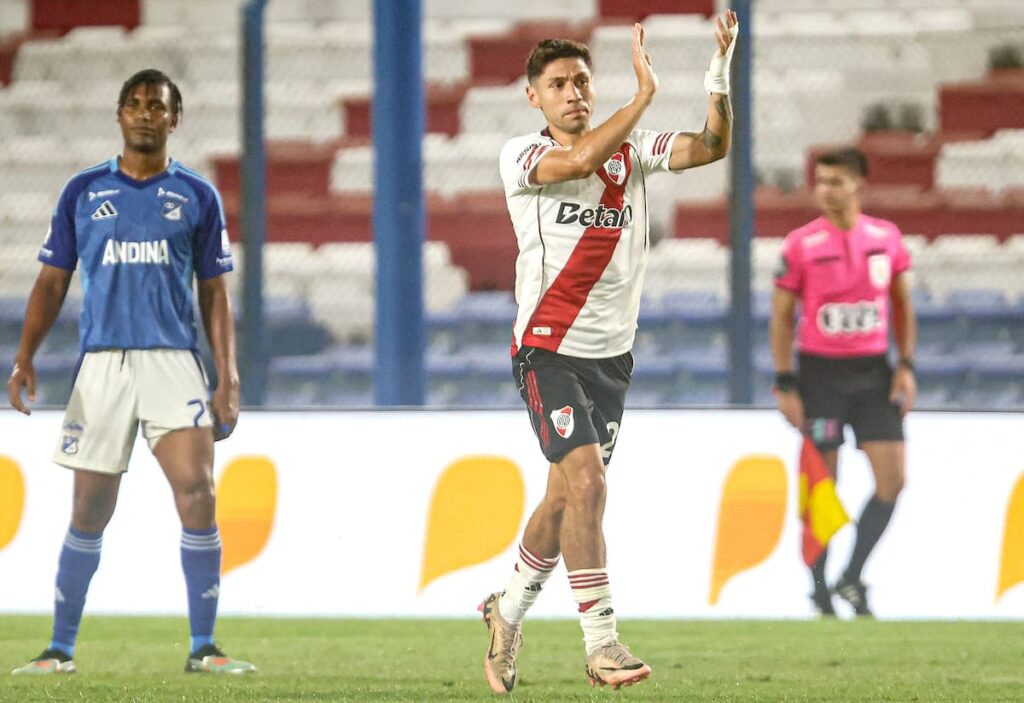 Gonzalo Montiel celebra su gol de penal en el Gran Parque Central, con Viña y Vera de fondo en su debut