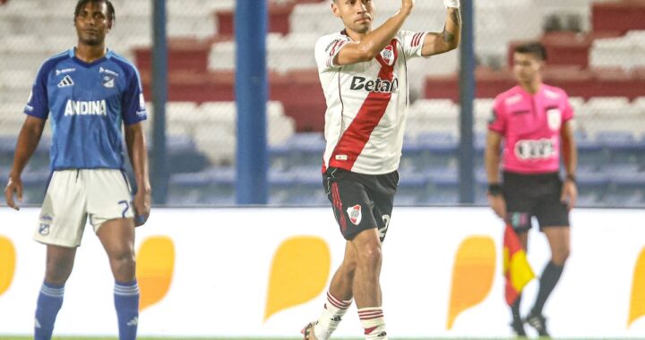 Gonzalo Montiel celebra su gol de penal en el Gran Parque Central, con Viña y Vera de fondo en su debut