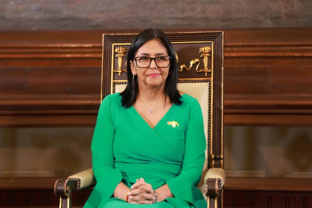 Tanqueros cargando crudo venezolano en puerto con bandera de EEUU al fondo y gráfico de 50 millones de barriles