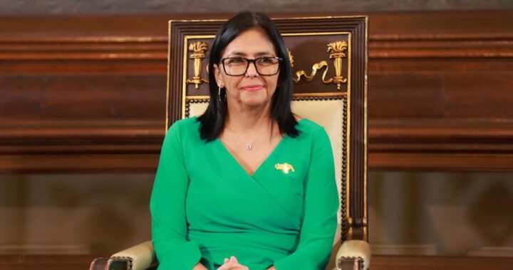 Tanqueros cargando crudo venezolano en puerto con bandera de EEUU al fondo y gráfico de 50 millones de barriles