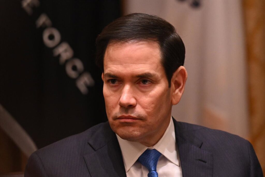 Marco Rubio en rueda de prensa explicando el mapa de las 3 fases del plan EEUU para Venezuela con gráficos de petróleo y migración