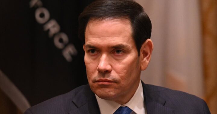 Marco Rubio en rueda de prensa explicando el mapa de las 3 fases del plan EEUU para Venezuela con gráficos de petróleo y migración