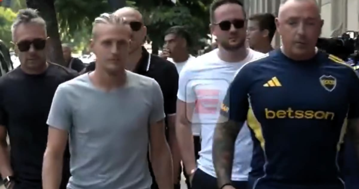 Santiago Ascacibar con la camiseta de Boca en su presentación oficial, sonriendo junto al escudo xeneize