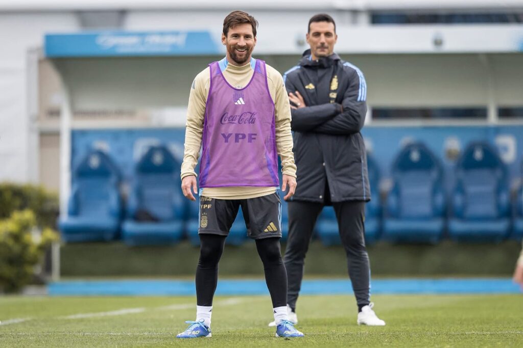 Scaloni y Messi en charla privada en Funes, con la Copa del Mundo 2022 sobre la mesa simbolizando el futuro en 2026