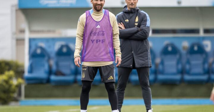 Scaloni y Messi en charla privada en Funes, con la Copa del Mundo 2022 sobre la mesa simbolizando el futuro en 2026