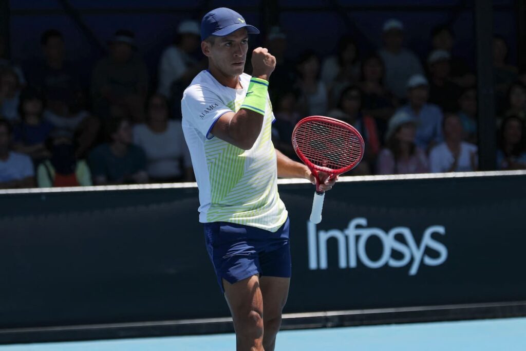 Sebastián Báez celebra con puño en alto tras ganar un punto clave en el quinto set del Australian Open