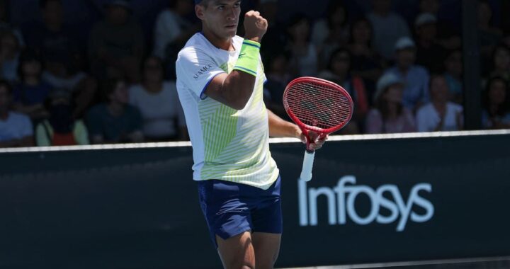 Sebastián Báez celebra con puño en alto tras ganar un punto clave en el quinto set del Australian Open