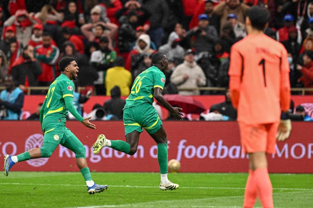 Celebración de Senegal tras ganar la CAN 2023 con Sadio Mané levantando la copa entre lágrimas y abrazos