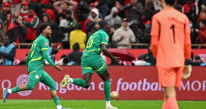 Celebración de Senegal tras ganar la CAN 2023 con Sadio Mané levantando la copa entre lágrimas y abrazos