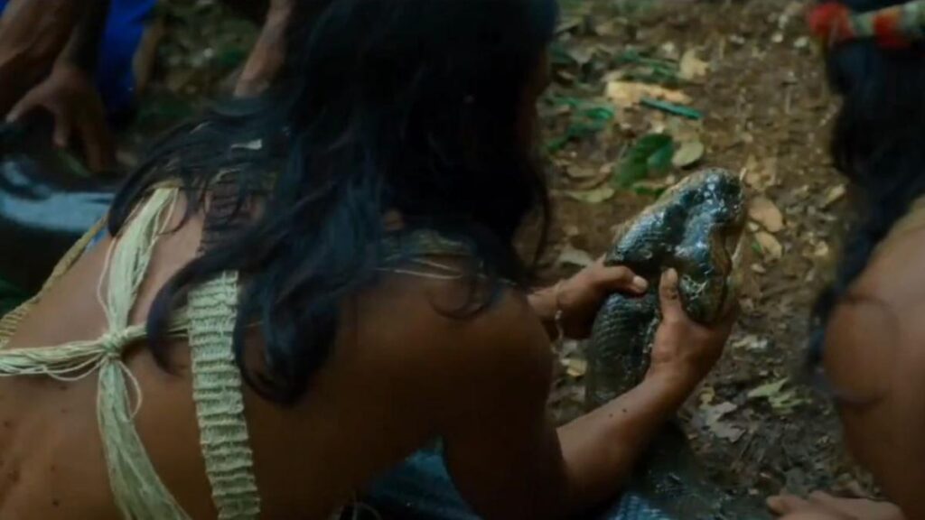 Will Smith junto a indígenas waorani sosteniendo una anaconda verde gigante de 6 metros en la Amazonía ecuatoriana