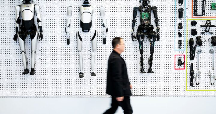 Prototipo de robot humanoide Optimus de Tesla en laboratorio con pantallas de IA generativa al fondo