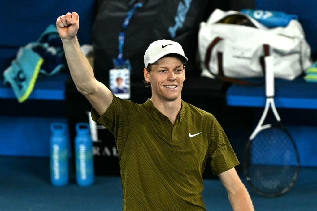 Jannik Sinner celebra con el puño en alto tras ganar a Shelton en la Rod Laver Arena del Australian Open