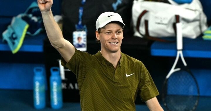 Jannik Sinner celebra con el puño en alto tras ganar a Shelton en la Rod Laver Arena del Australian Open
