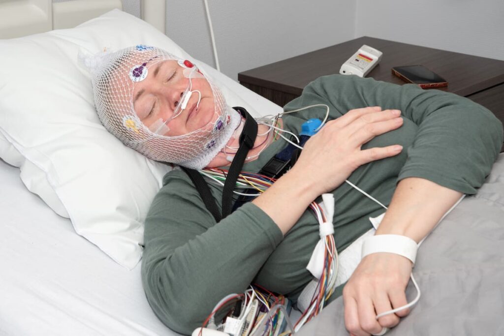 Gráfico de SleepFM analizando ondas cerebrales y ritmo cardíaco durante el sueño para predecir enfermedades con IA